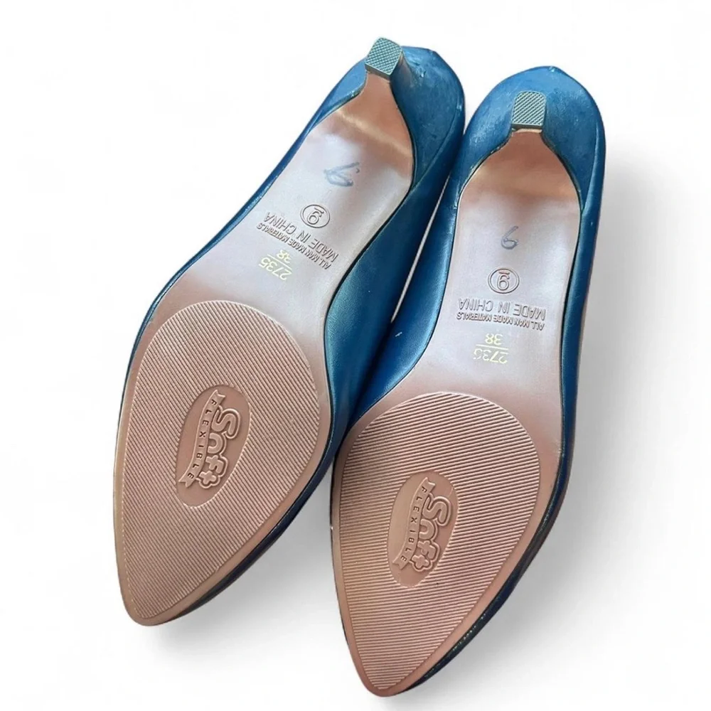 VTG Soft Flexible by Highlights Navy Kitten Heel Pumps with Gold/Silver Accent - Picture 6 of 9